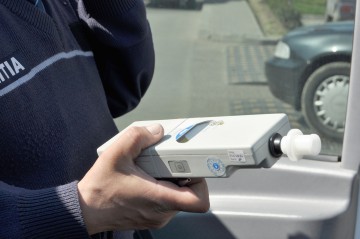 Scandal şi accidente rutiere, provocate de doi şoferi băuţi